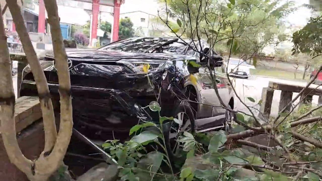 彰化百年佛門古廟圍牆遭衝撞　7旬駕駛稱：暈眩不適