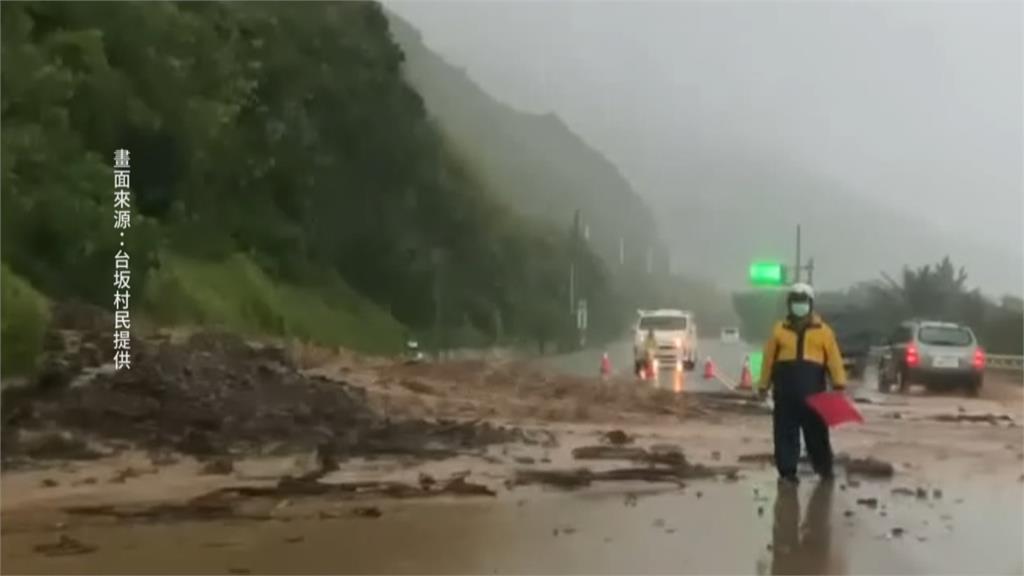 台東土坂村民宅成瀑布　池上路樹倒壓汽車