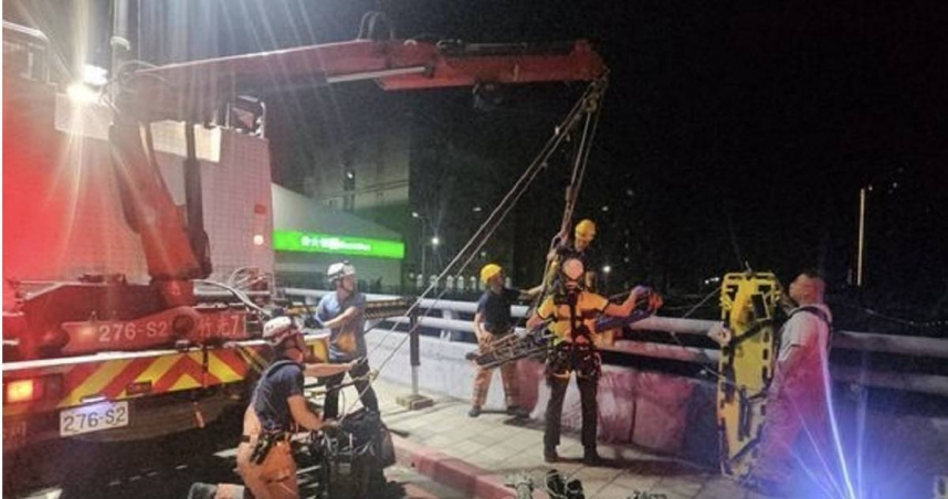 震驚香山！7旬婦墜9米和平橋　慘摔橋下命危送醫搶救