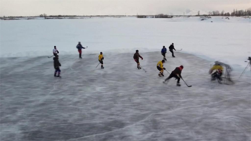 吉爾吉斯湖泊變天然冰場　冰上曲棍球成熱門運動