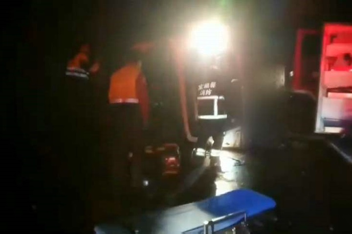 南澳市區貨車翻覆 駕駛、乘客傷重不治