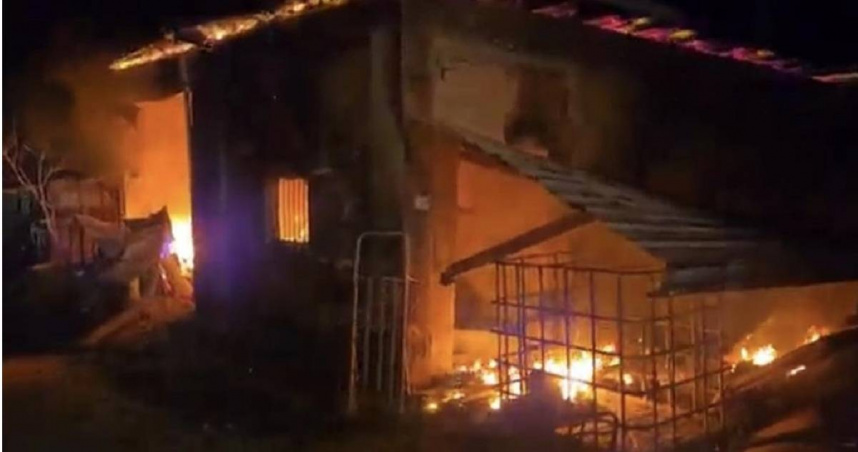 花蓮赤科山60年宅遭火海吞噬 屋主見狀崩潰:什麼都沒了!