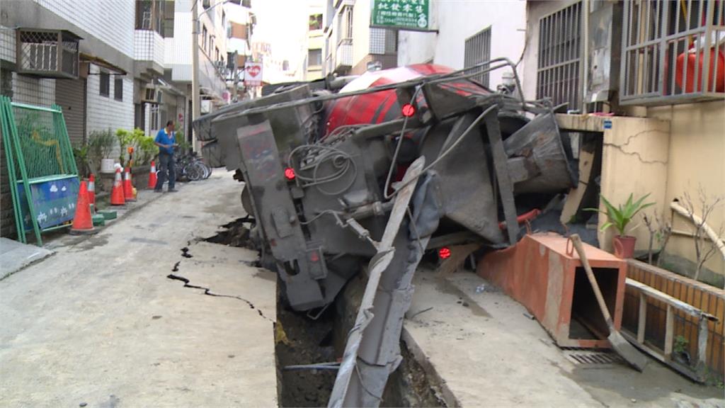 水泥車翻覆卡窄巷 工人連夜徒手挖砂累翻