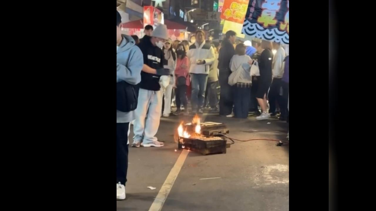 疑爐子卡油垢! 天津年貨大街章魚燒攤"發爐起火"