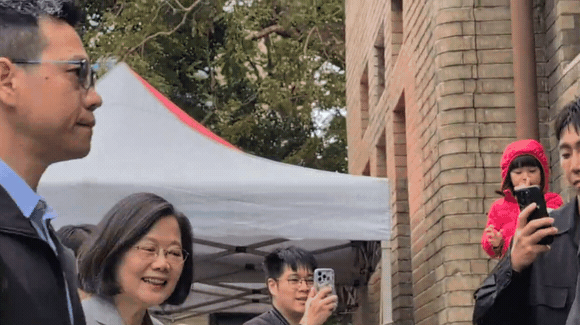 快新聞／「小英學姊」回中山女高！被問盤絲洞爭議　蔡英文反應曝