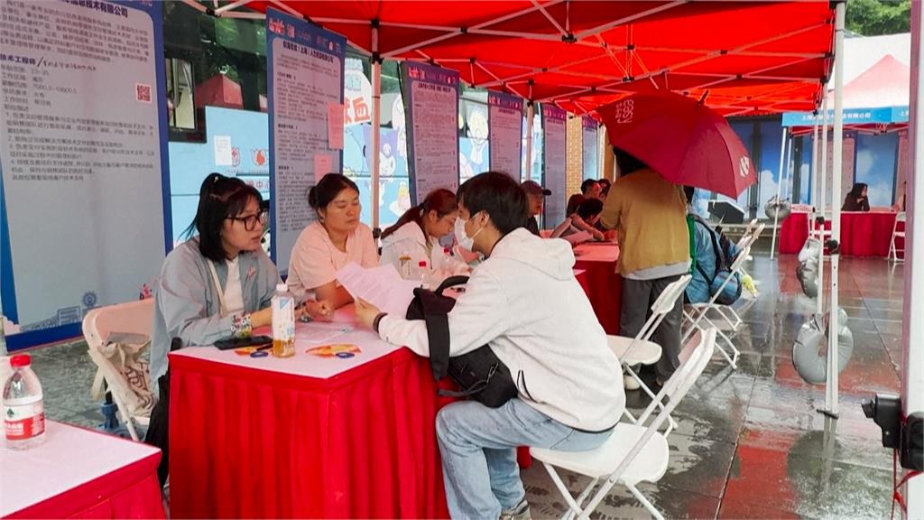 中國青年失業率飆14.7% 畢業季"就業博覽會"人稀少