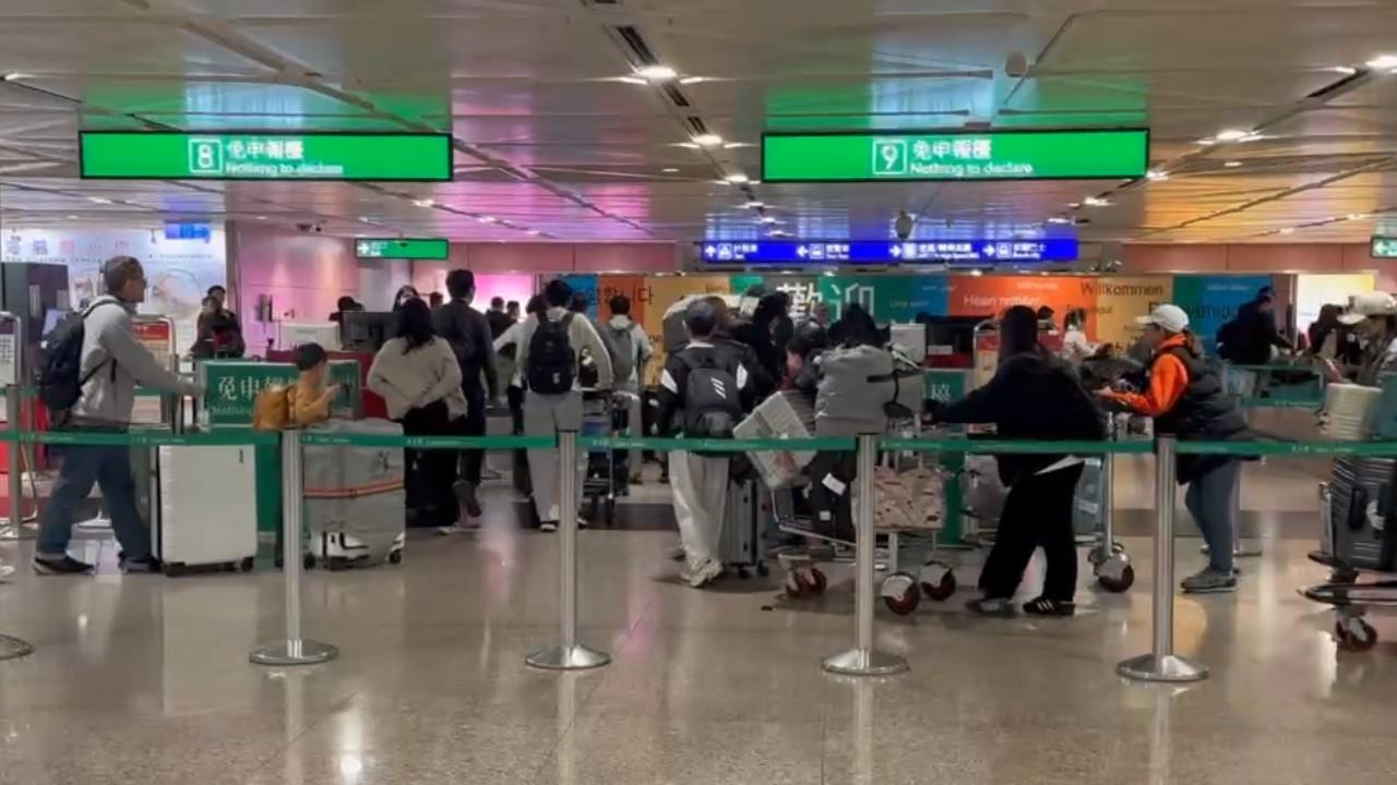 快新聞／連假結束！桃機歸國潮湧現　行李、接機大塞車