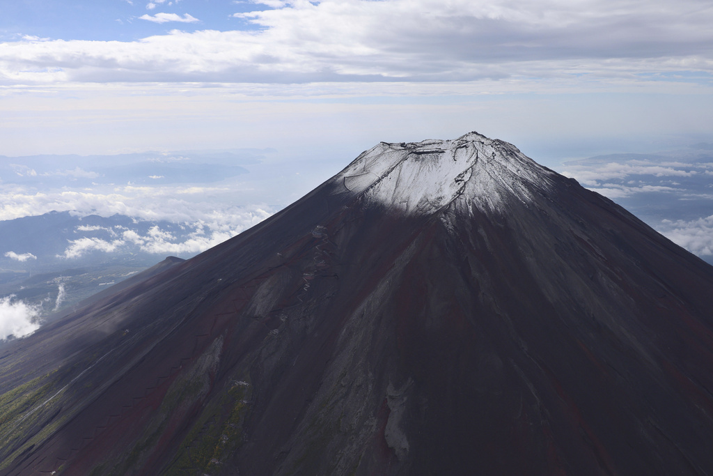 日本富士山「戴白帽」！　正式觀測到初冠雪　較往年晚３天