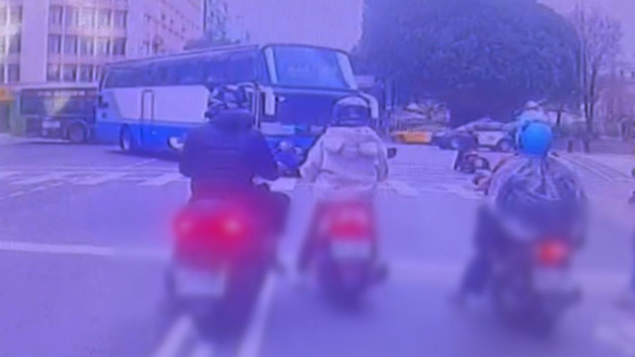 韓籍旅行團遊覽車逆向撞客運 女騎士遭捲車底3人送醫