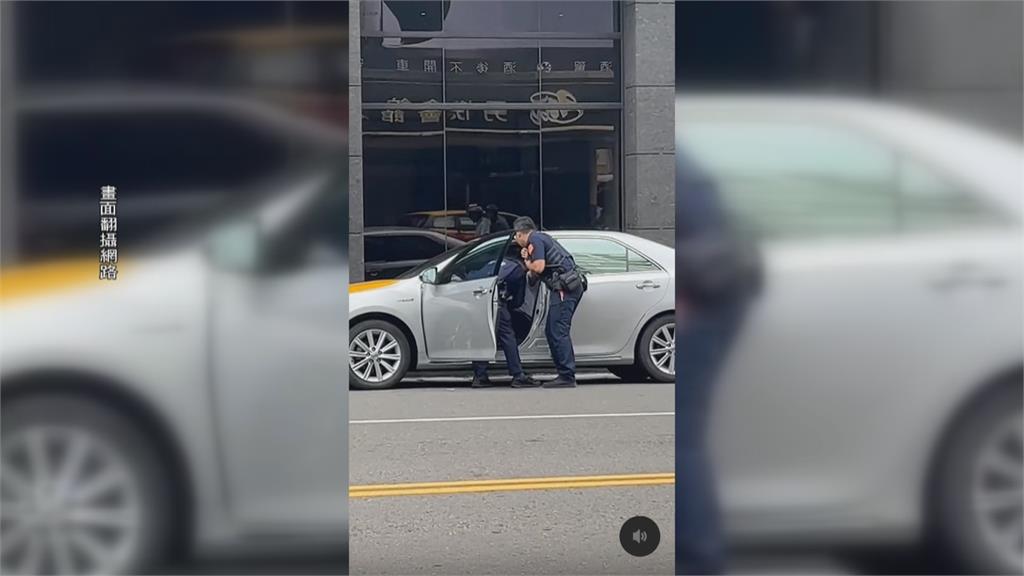 拒絕員警盤查還加速開車逃逸　兩名員警慘遭拖行跌倒受傷
