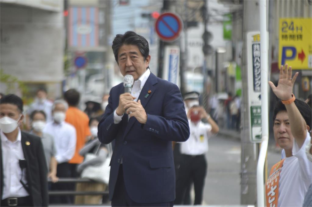 快新聞／安倍為他助選遭槍擊！　佐藤啓赴事發現場默禱：學習其政治理念和熱情