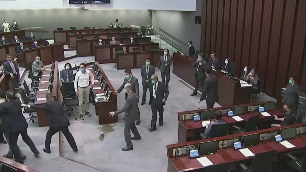 「臭水事件」干擾國歌法審議 港3名前議員遭捕