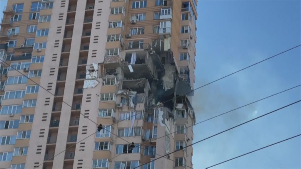 俄巡弋飛彈攻擊　基輔住商公寓炸破大洞