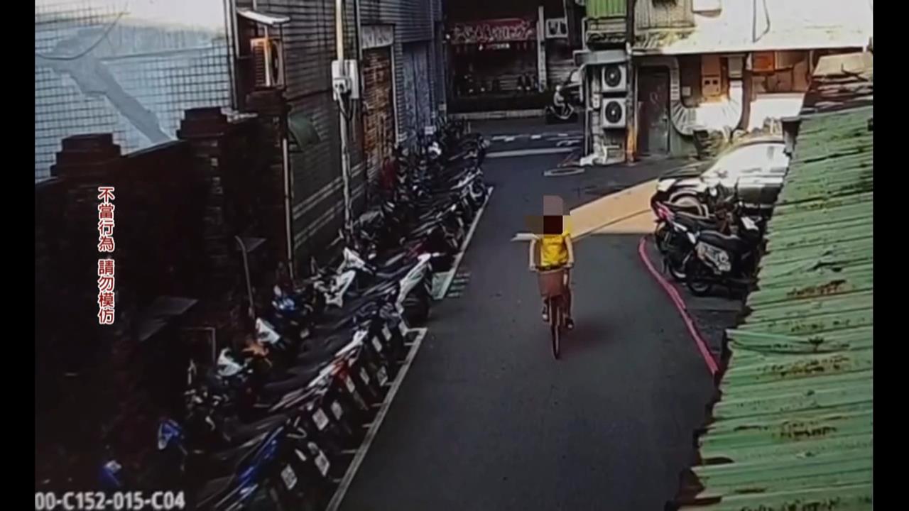 不滿家人違規被拍攝！　七旬老翁騎走對方腳踏車