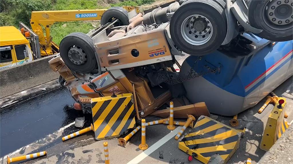 自撞護欄翻落慢車道　槽車倒頭栽！車頭壓變形駕駛受困