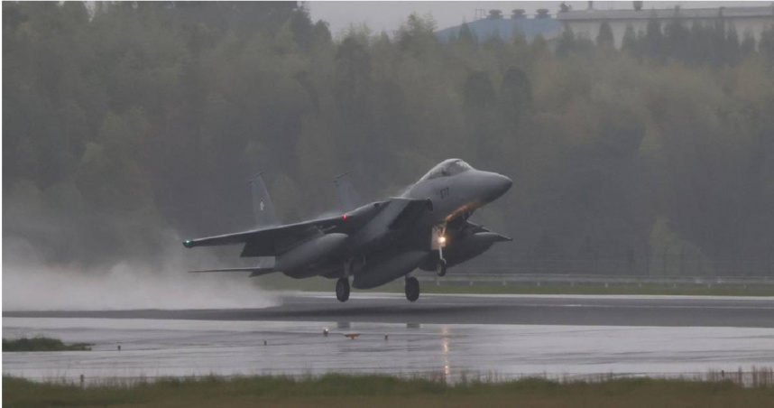 陸殲-15「雷達瞄準」F-15!解放軍:日戰機抵近干擾航母艦載機訓練