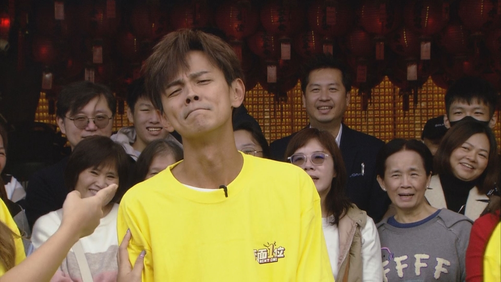 才體驗出家化緣！阿翔虔誠膜拜始終「擲無筊」 一舉動被全場認證：超衰！