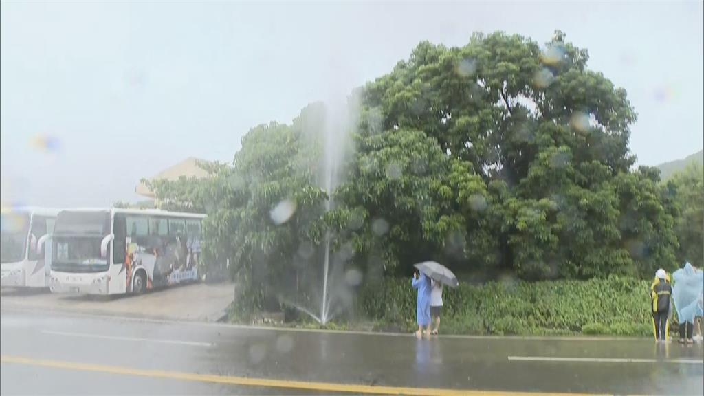 「杜蘇芮」影響墾丁風雨強勁　香蕉灣大浪直接打上路面