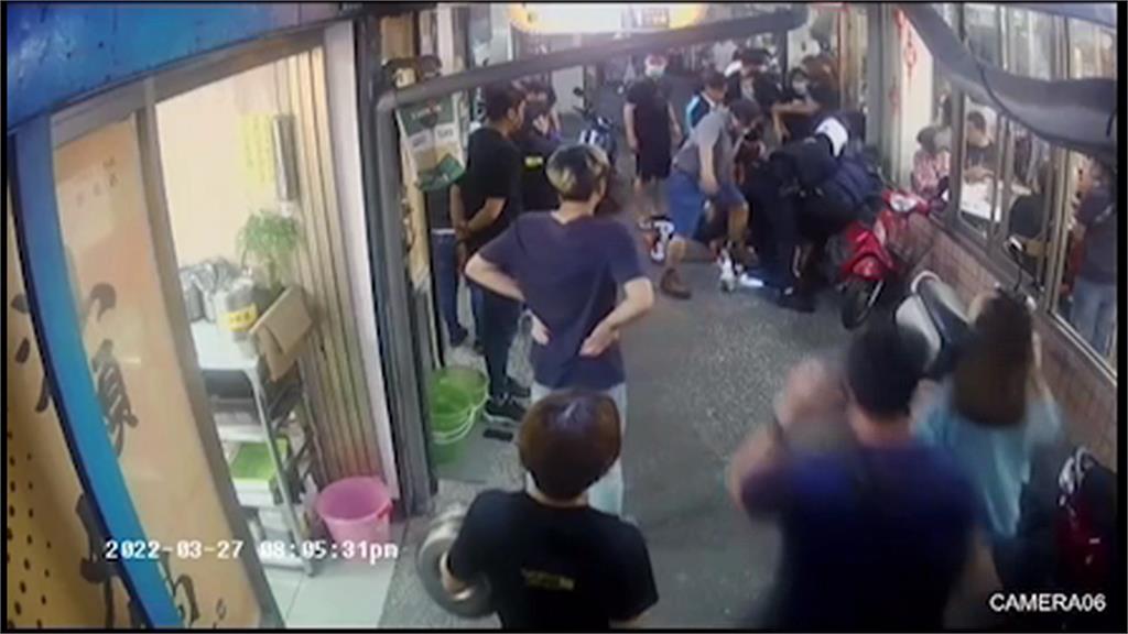 警喊 "快幫忙"　火鍋店家和民眾放下碗筷合力壓制通緝犯