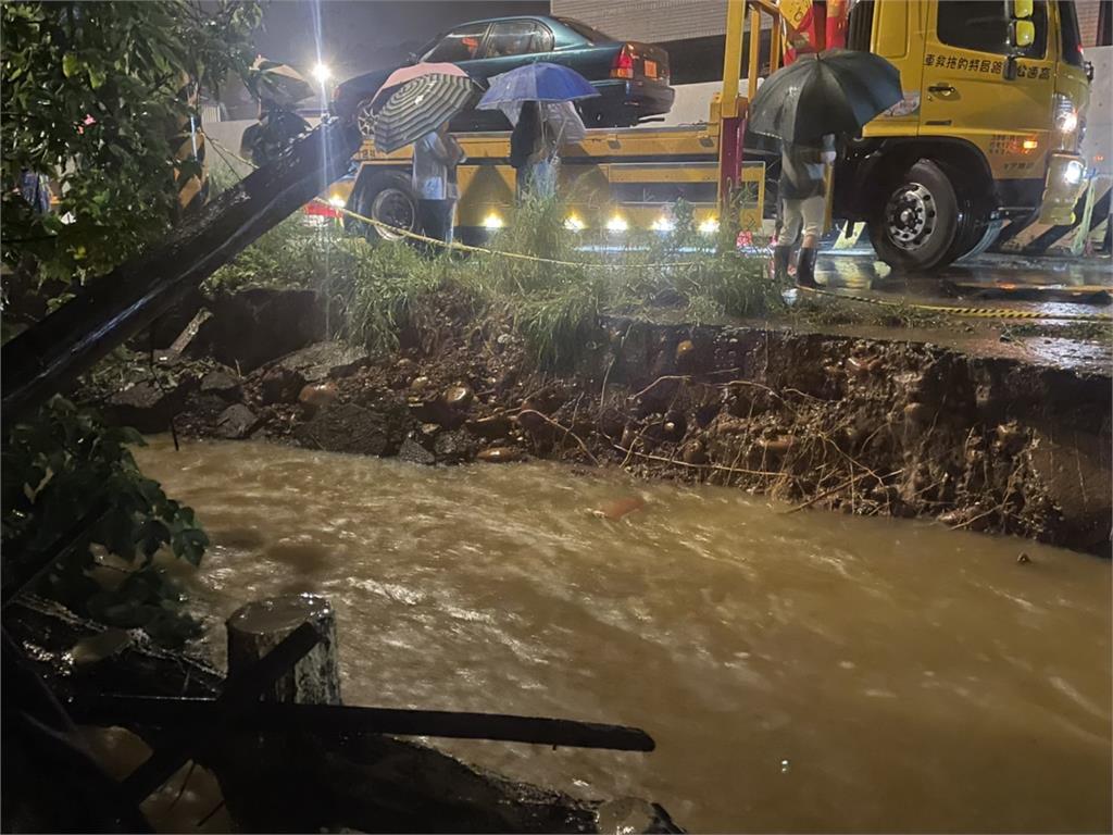 快新聞／大雨下不停！桃園平鎮道路坍方　4輛車掉落、多戶人家地下室被水淹沒