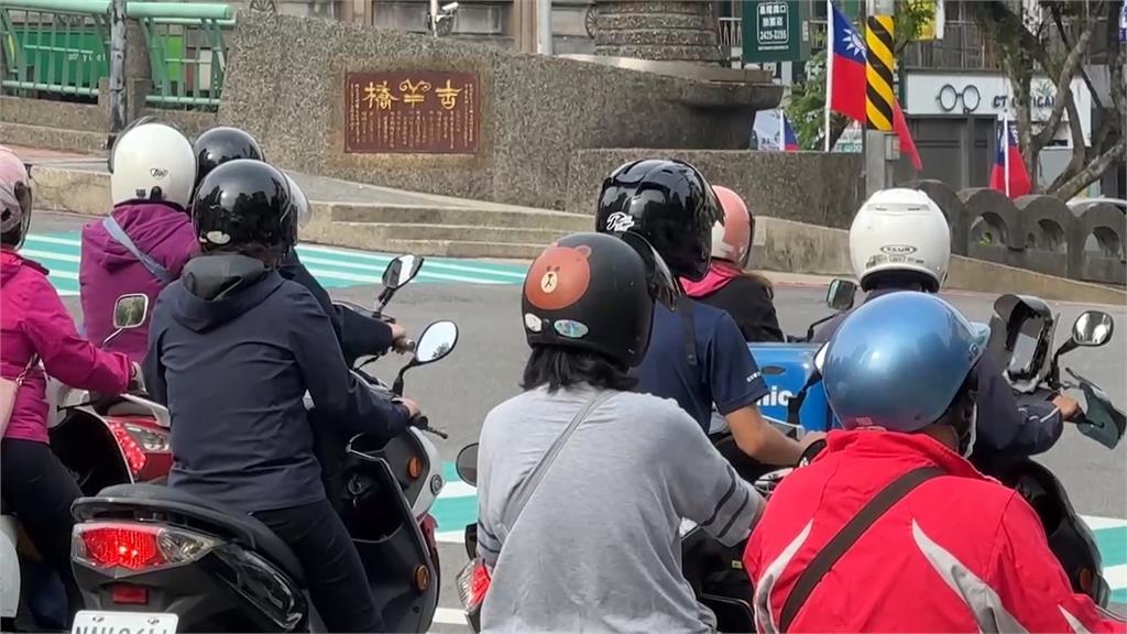 「橘色大垃圾桶」當安全帽？　機車後座乘客奇特戴法恐挨罰