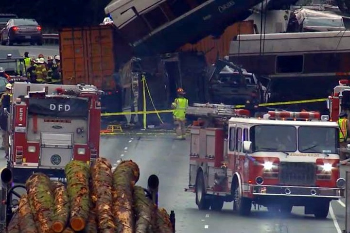 美國火車脫軌墜公路 至少3死上百傷