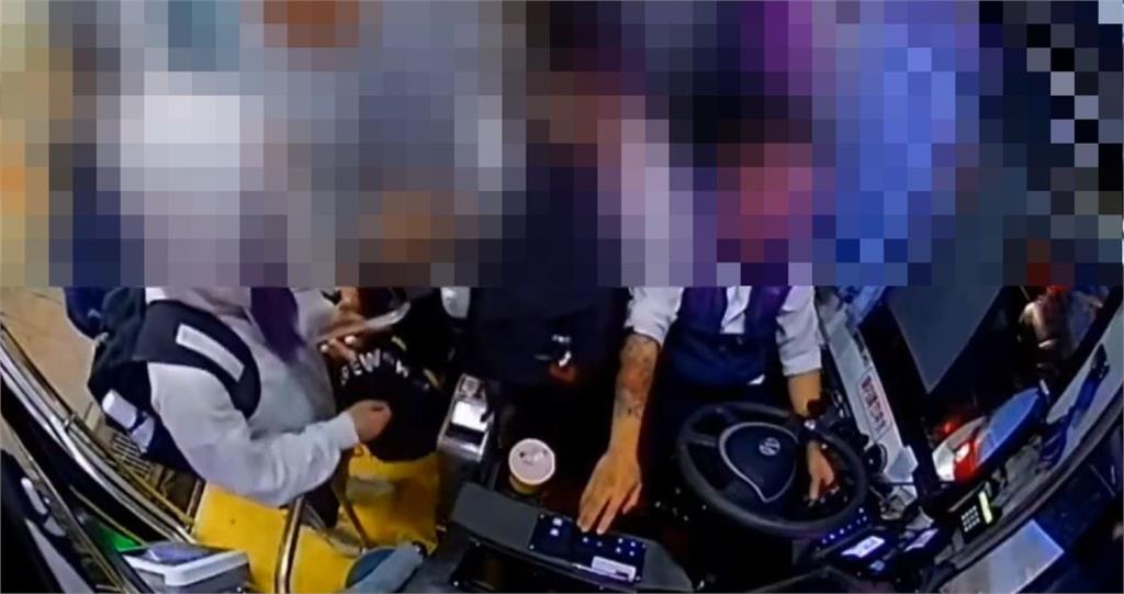 桃園公車互毆反轉!車內監控曝司機沿路碎念 「3字辱罵」引學生反嗆爆衝突