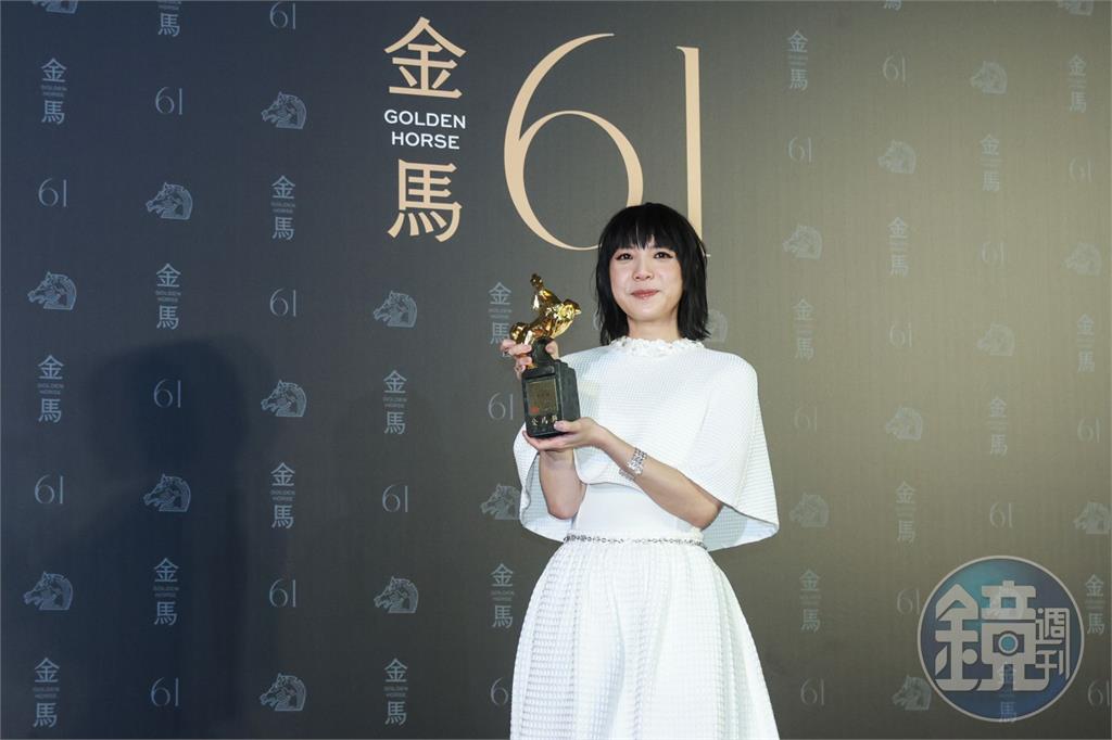 【金馬61】29歲鍾雪瑩擊敗張艾嘉、吳君如封后　意外奪獎淚流滿面