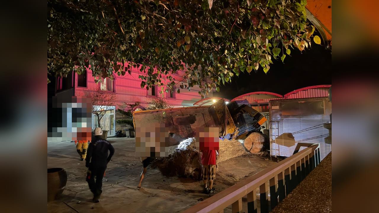 最新/高雄吊臂原木滑落砸中大貨車 車身翻覆壓死人