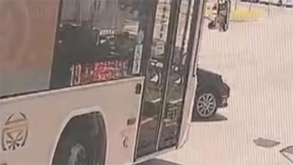 疑切車釀糾紛！轎車「車身阻擋」公車前進　影響運行遭提告強制、妨礙自由