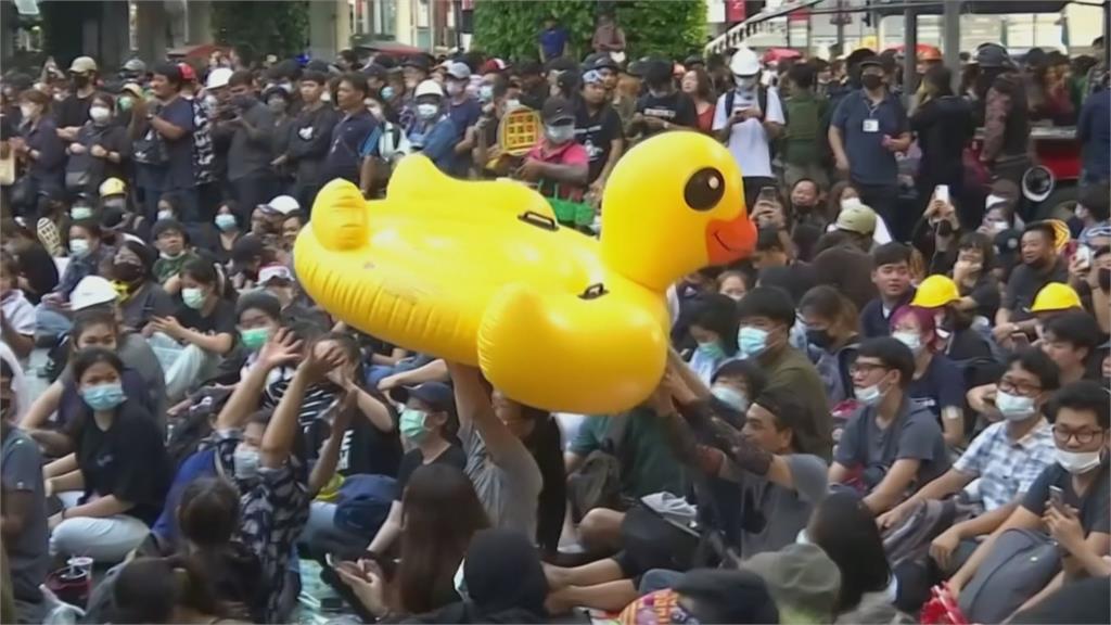 泰國續抗議　充氣黃色小鴨成吉祥物
