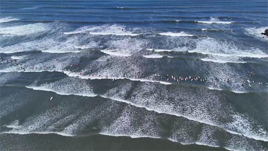 欲破「最多人」沖浪紀錄　300名50歲民眾相約乘風破浪