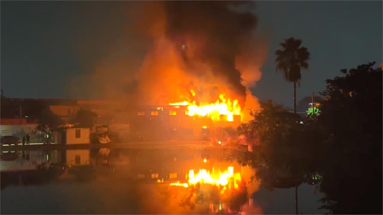 快新聞／烈火沖天！嘉義縣水上民宅深夜大火　駭人畫面曝光了