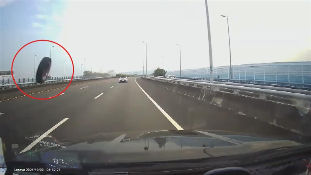 國道自撞輪胎噴飛 對向駕駛機警閃避
