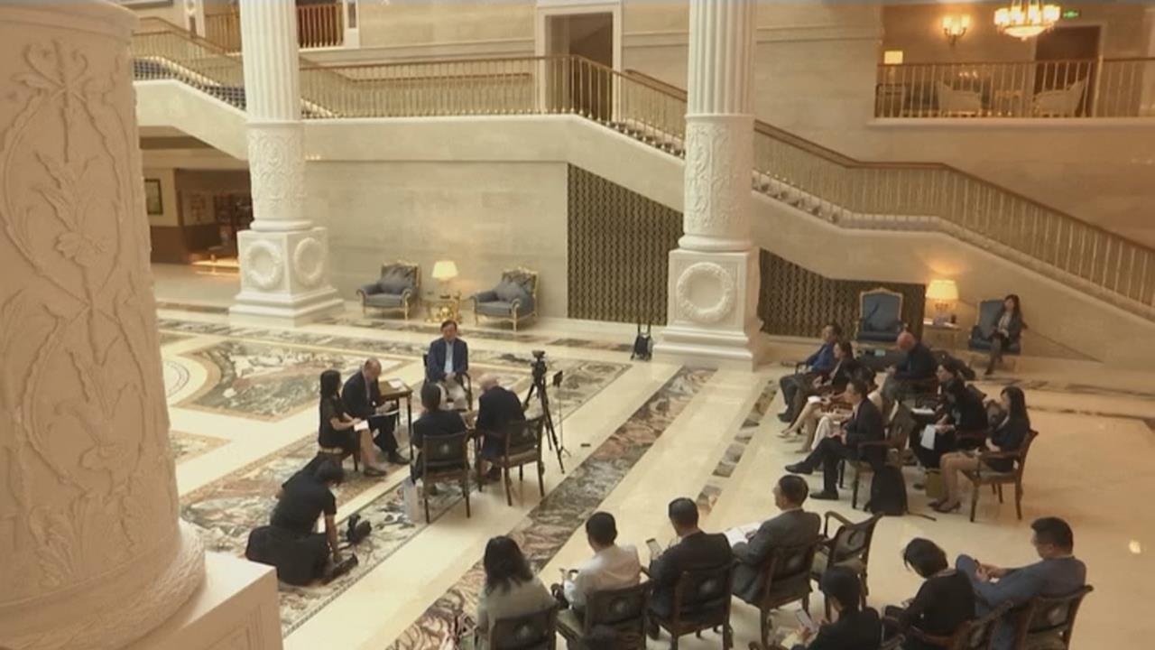 駁逃亡說！華為創辦人任正非亮相　女兒姚安娜「秀衣Q」回應