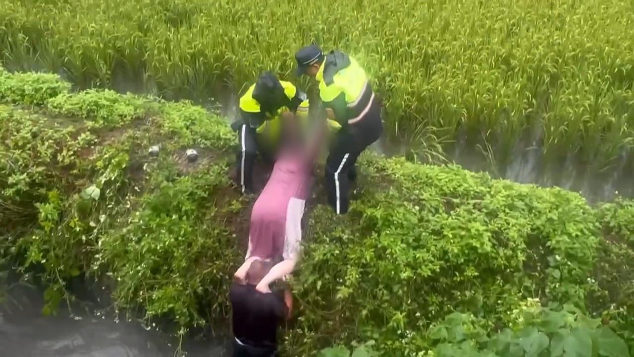 驚險！花蓮１３歲女見母跌水圳　警民合力救人