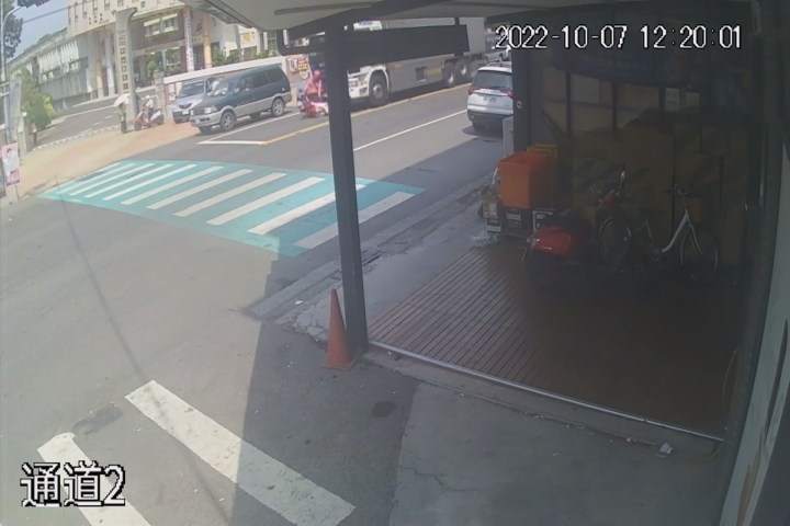嬤載雙胞胎孫鑽車縫 遭大貨車捲輾車底
