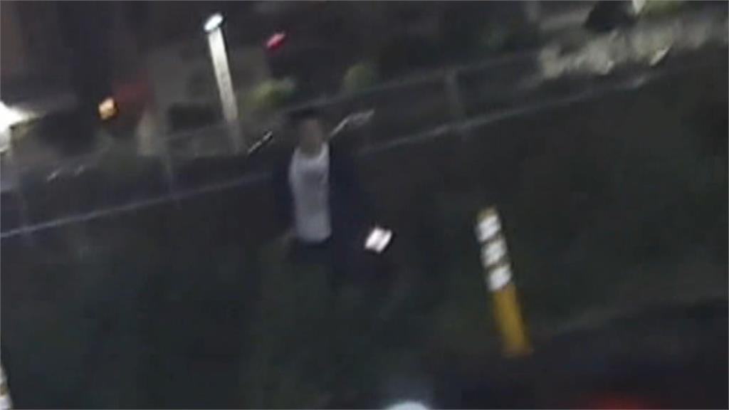 躲貓貓？台中男心虛「躲草叢」　被警抓出查身分竟是通緝犯