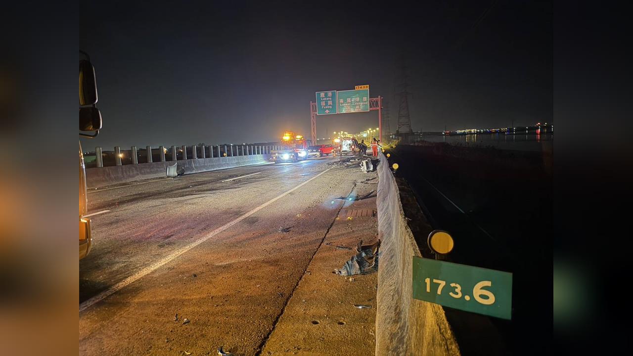 西濱快速道路連環撞 男駕駛下車察看再遭後車撞倒