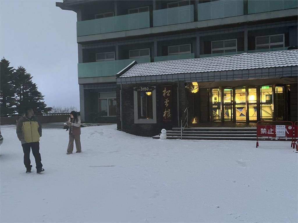 快新聞／銀白世界！合歡山降雪厚度0.5公分　「這路段」仍需掛雪鏈通行