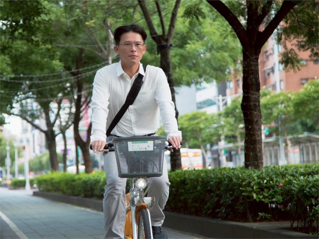 快新聞／黃國昌秀騎單車照　網友狂酸：附身合體阿北嗎？