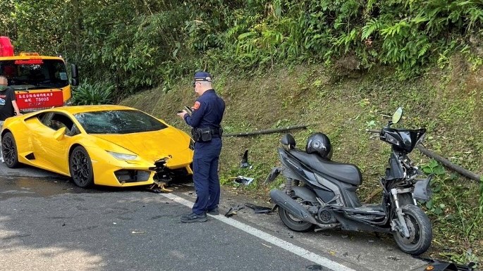 他租千萬超跑「小牛」跑北宜！打滑衝撞對向機車　車頭全毀騎士輕傷