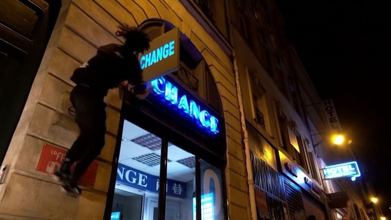 法國跑酷玩家發起「關燈運動」　飛簷走壁幫店家「關燈」