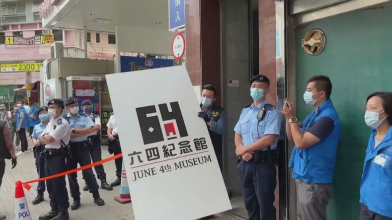 港警押解梁錦威至六四紀念館　協助警方蒐證