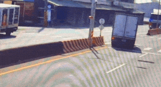 最新/貨物噴飛台19線!小貨車遭猛撞「甩尾」釀2傷 路邊早餐店也遭殃