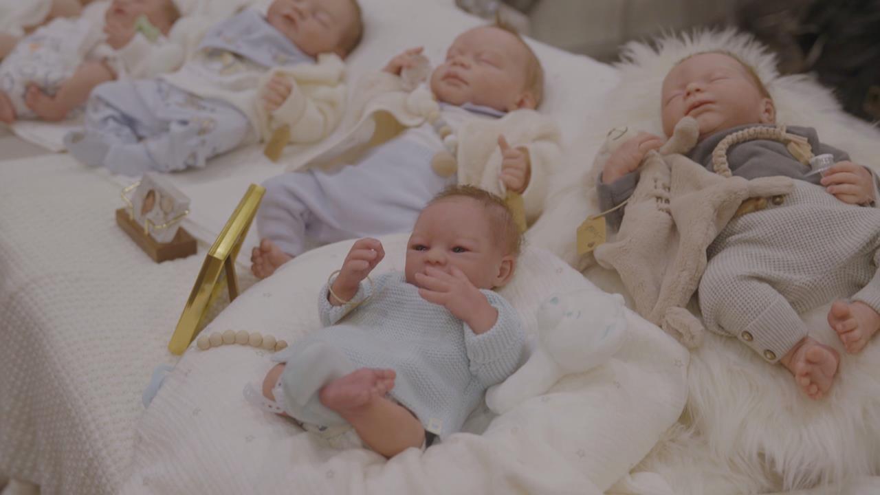 全球掀「超仿真重生娃娃」熱潮　像真嬰兒一樣吸奶嘴