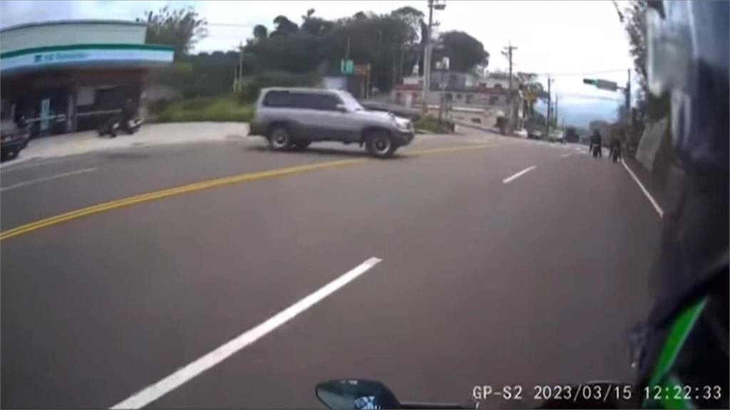 騎士緊盯違規自己先撞車　檢舉不成手骨折又得賠錢