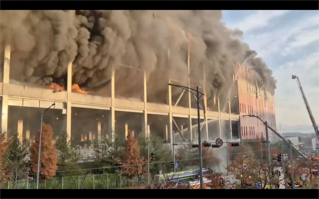 南韓物流中心大火狂燒10小時!千萬件庫存付之一炬 坍塌現場曝光