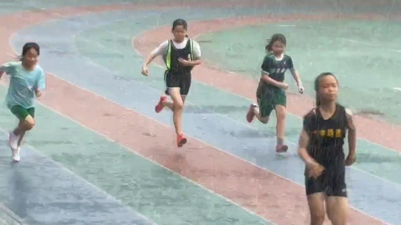 大暴雨"田徑賽未停"　內湖雨量破250mm　國小生雨中衝刺