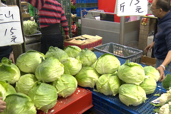 天氣回暖蔬菜供應量增 價跌3成民眾搶